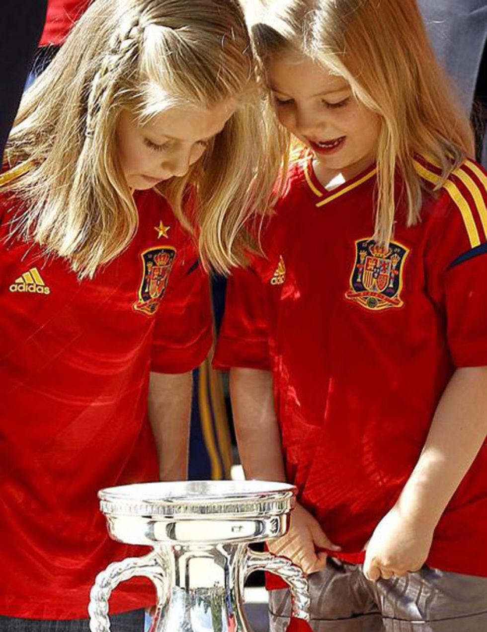 Sports uniform, Cheerleading uniform, Sportswear, Jersey, Uniform, Blond, Team, Sports jersey, Cheerleading, Kitchen appliance, 