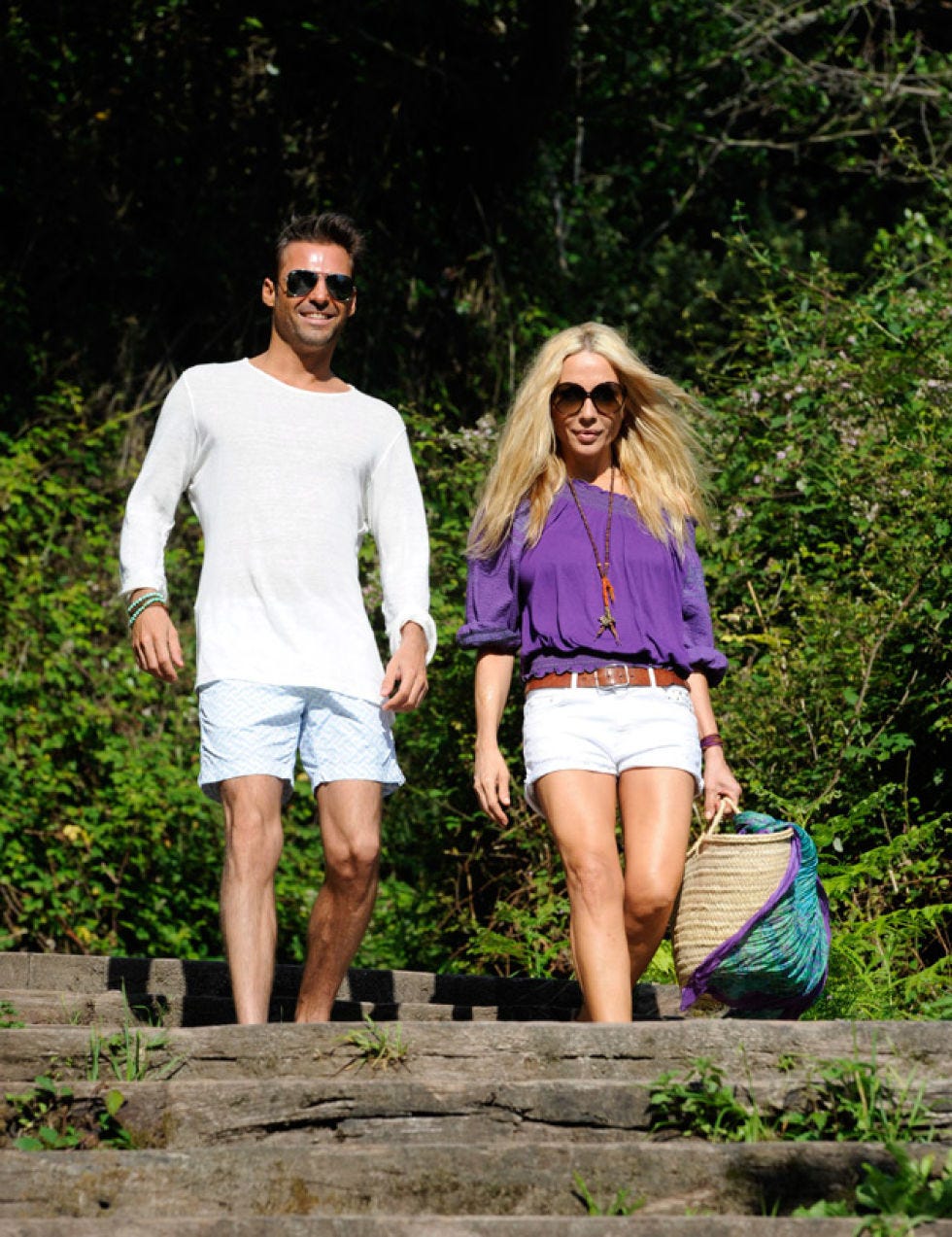 Clothing, Eyewear, Glasses, Vision care, Leg, Sunglasses, Shirt, Leisure, T-shirt, Summer, 