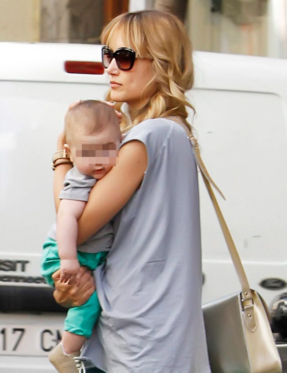 Eyewear, Arm, Glasses, Shoulder, Sunglasses, Hand, Automotive exterior, Baby & toddler clothing, Vehicle door, Street fashion, 