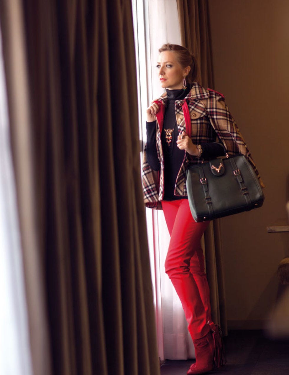 Textile, Bag, Outerwear, Interior design, Curtain, Luggage and bags, Fashion accessory, Fashion, Shoulder bag, Window treatment, 