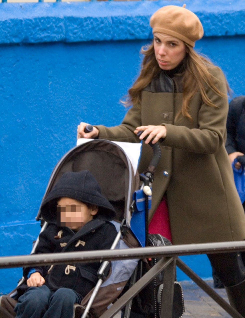 Head, Nose, Product, Human body, Baby carriage, Winter, Comfort, Mammal, Sitting, Baby Products, 