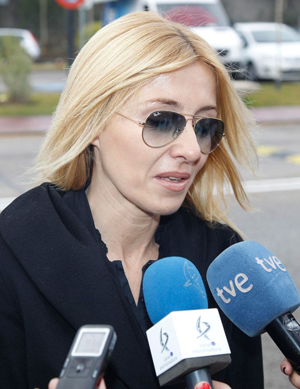 Eyewear, Audio equipment, Glasses, Microphone, Electronic device, Vision care, Hairstyle, Sunglasses, Outerwear, Technology, 