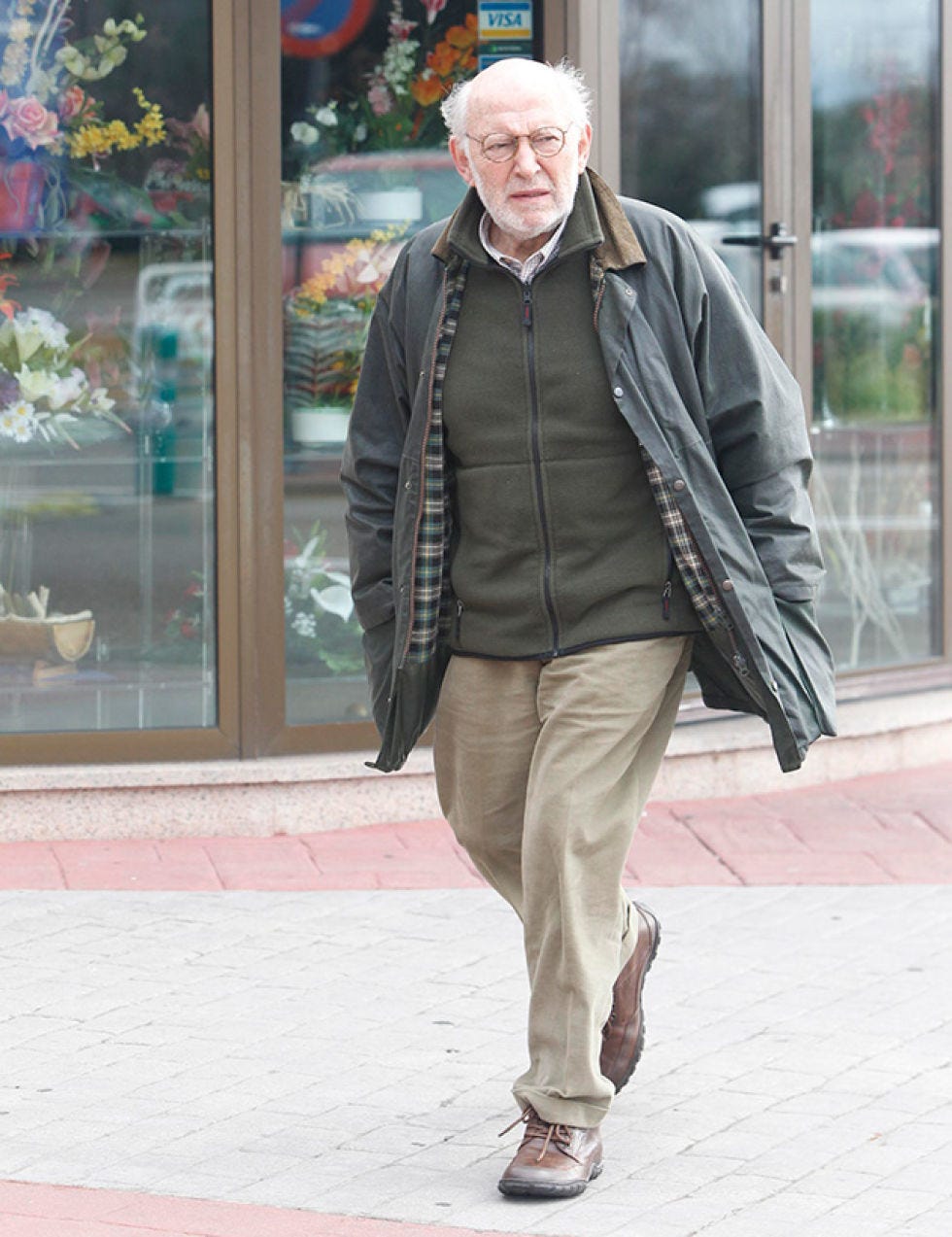 Jacket, Sleeve, Trousers, Textile, Outerwear, Style, Coat, Street fashion, Bag, Winter, 