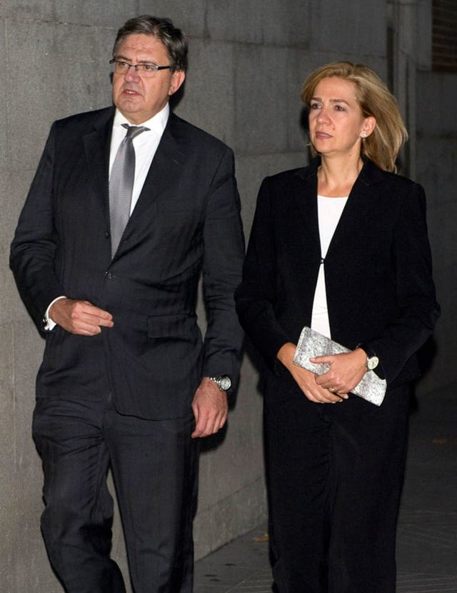 Clothing, Coat, Trousers, Collar, Suit trousers, Dress shirt, Shirt, Standing, Outerwear, Formal wear, 