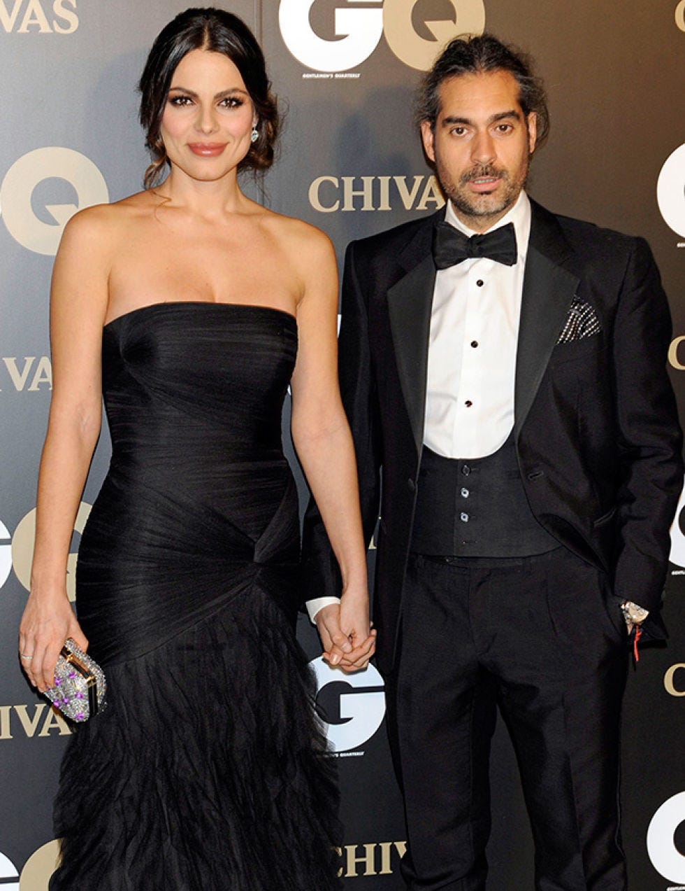 Clothing, Hairstyle, Dress, Trousers, Shoulder, Coat, Shirt, Strapless dress, Outerwear, Collar, 