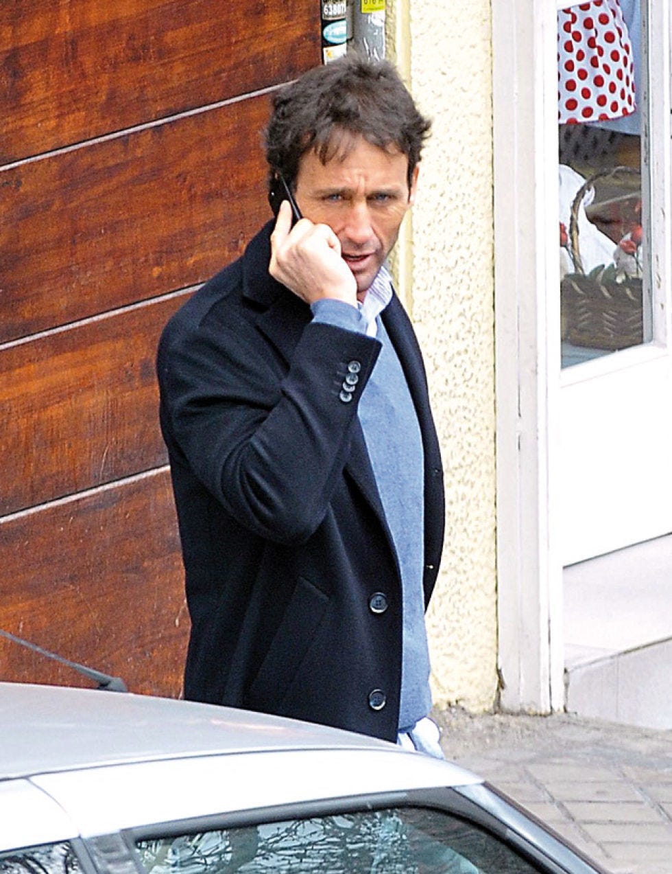 Collar, Dress shirt, Automotive exterior, Windscreen wiper, Formal wear, Windshield, Hood, Blazer, Flag, Street fashion, 
