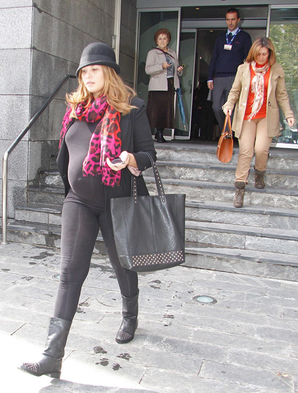 Clothing, Footwear, Leg, Trousers, Bag, Coat, Textile, Outerwear, Fashion accessory, Jacket, 