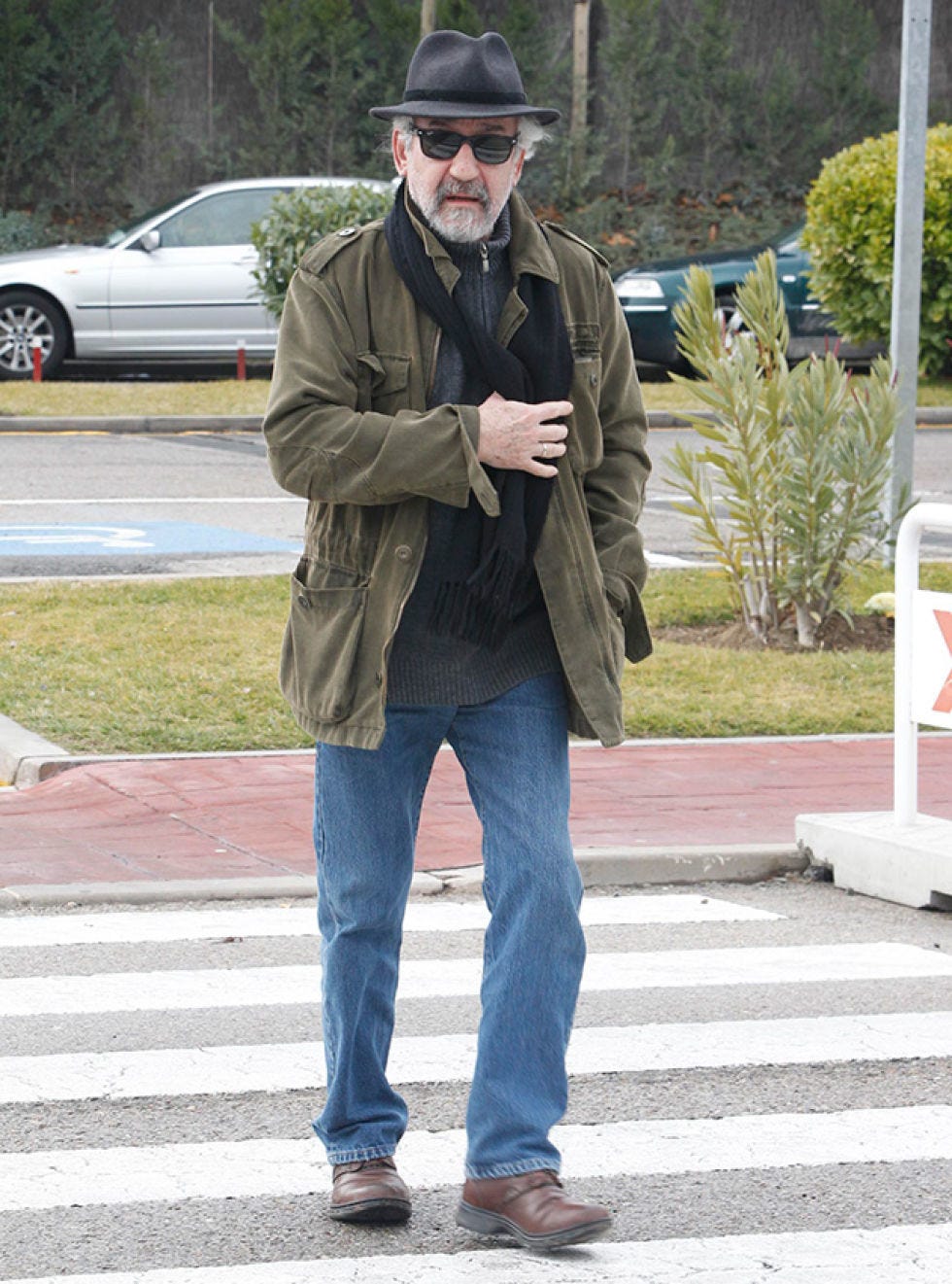 Clothing, Hat, Trousers, Denim, Jeans, Textile, Jacket, Outerwear, Sunglasses, Coat, 