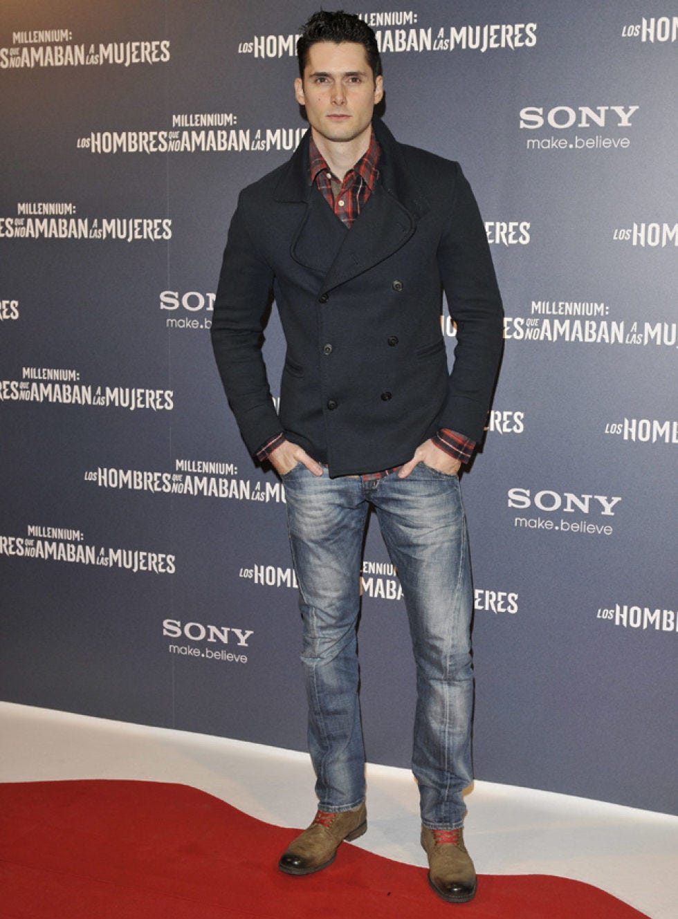 Clothing, Sleeve, Denim, Collar, Dress shirt, Textile, Jeans, Outerwear, Standing, Flooring, 