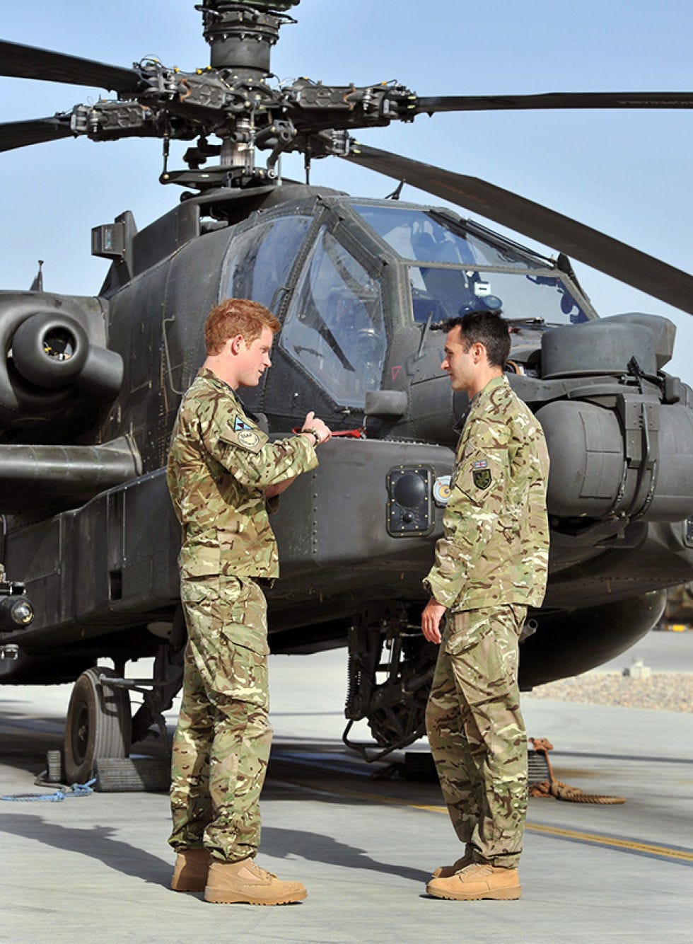 Soldier, Military uniform, Helicopter, Military person, Mode of transport, Rotorcraft, People, Aircraft, Military organization, Vehicle, 