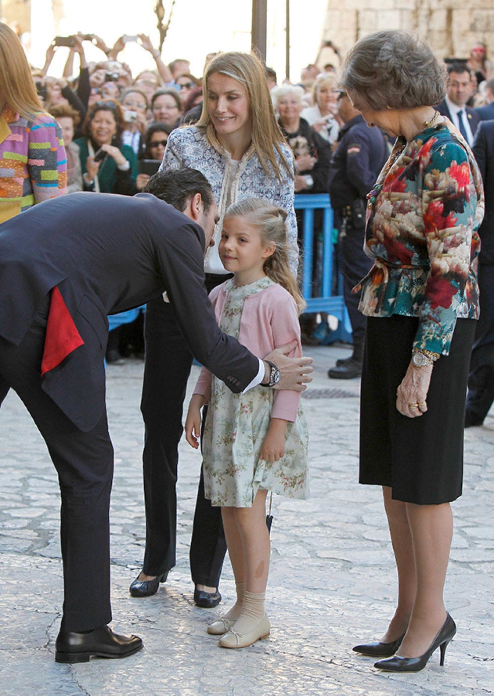 Clothing, Hair, Footwear, Leg, People, Trousers, Outerwear, Style, Interaction, Crowd, 