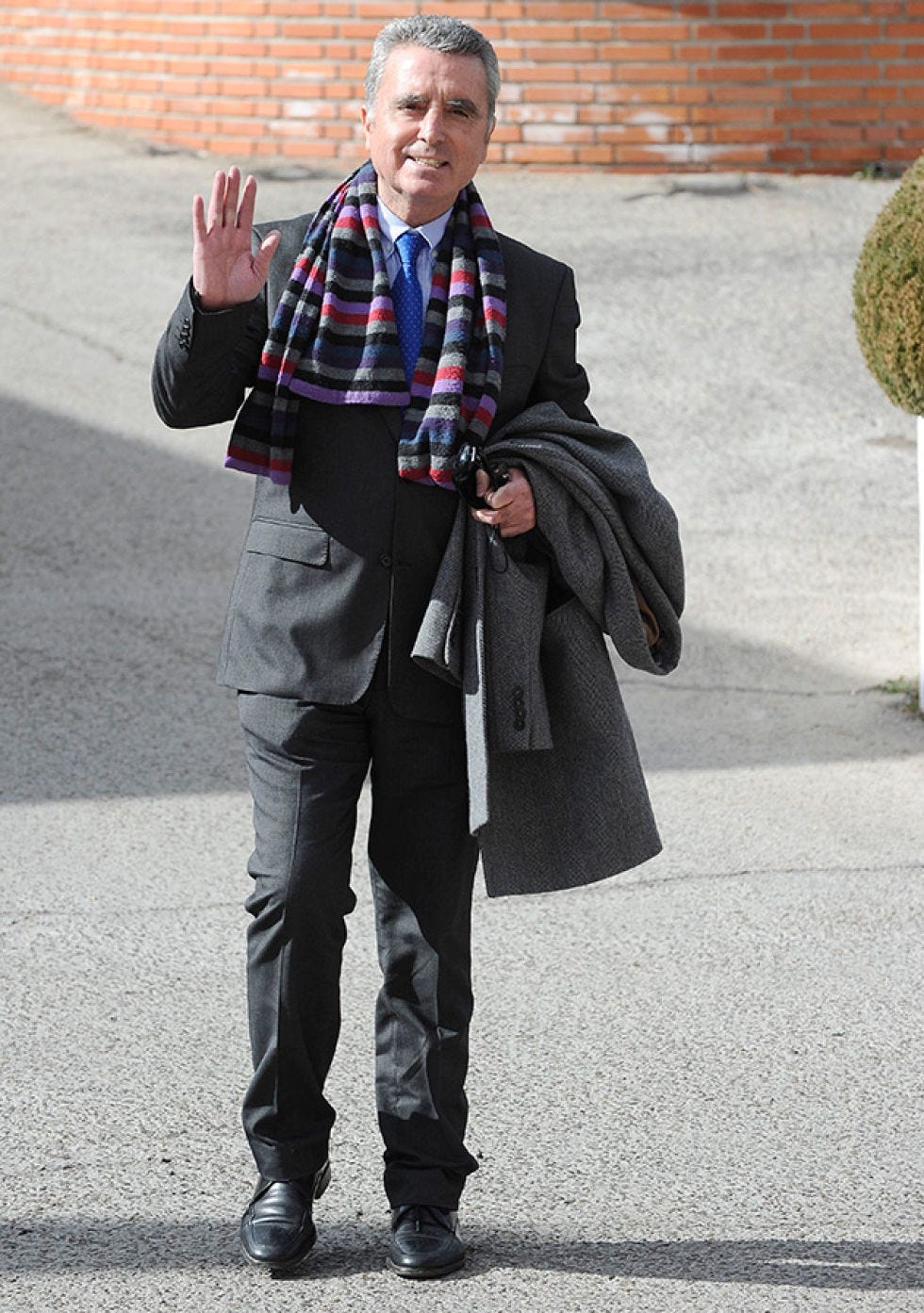 Clothing, Trousers, Collar, Textile, Standing, Bag, Dress shirt, Outerwear, Style, Plaid, 
