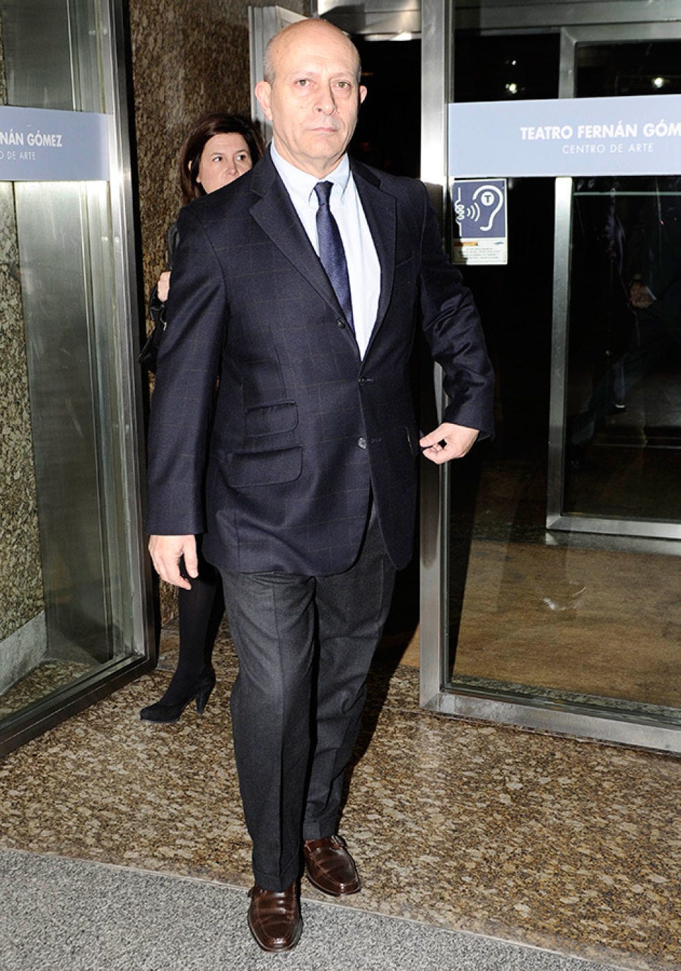 Clothing, Coat, Dress shirt, Collar, Trousers, Suit trousers, Shirt, Outerwear, Standing, Suit, 