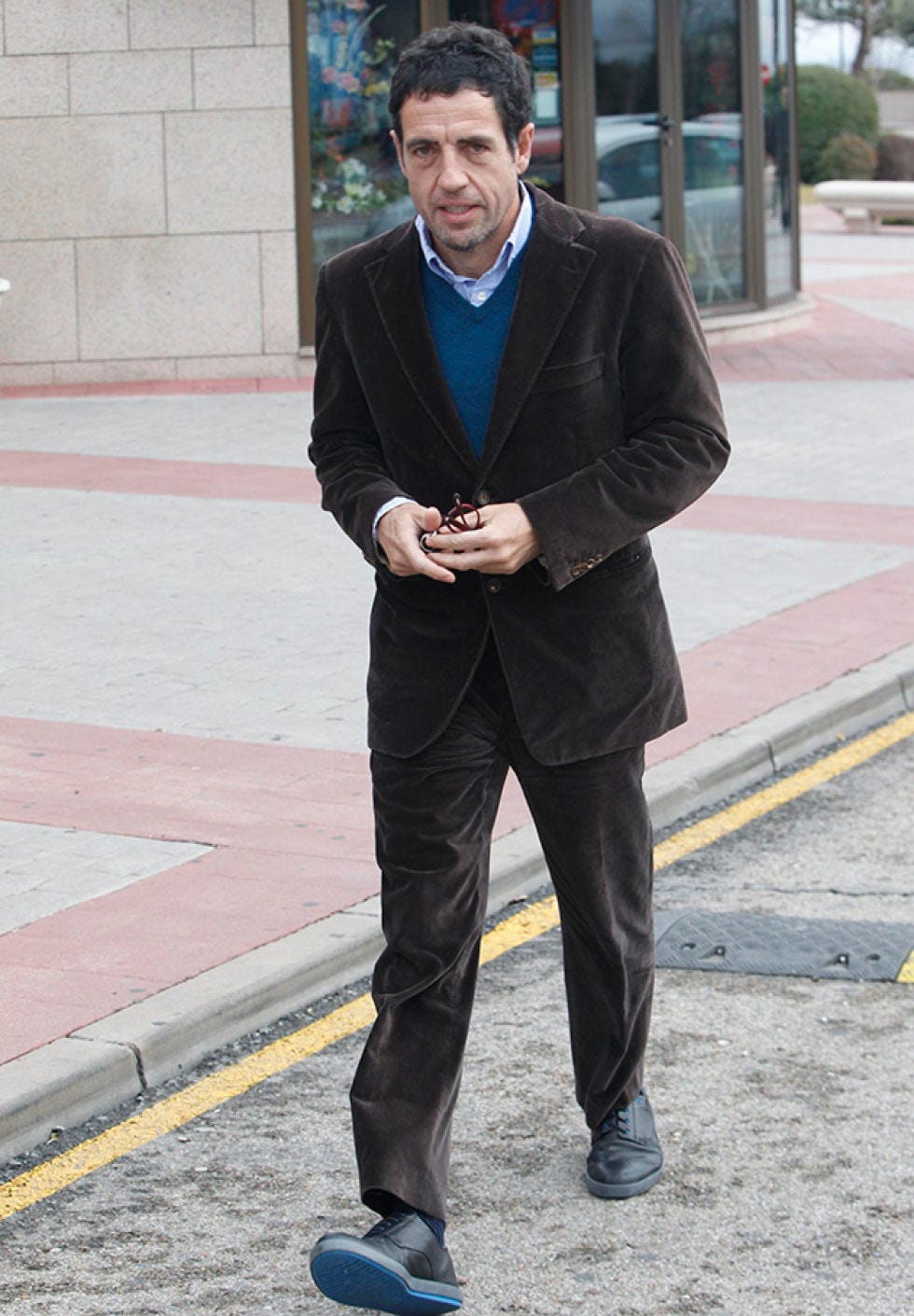 Clothing, Trousers, Collar, Textile, Standing, Outerwear, Road surface, Coat, Asphalt, Style, 