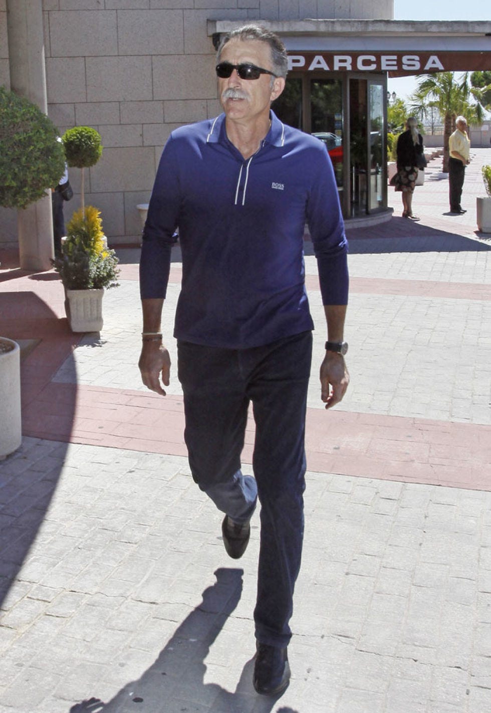Clothing, Eyewear, Leg, Flowerpot, Sleeve, Trousers, Collar, Shirt, Standing, Denim, 
