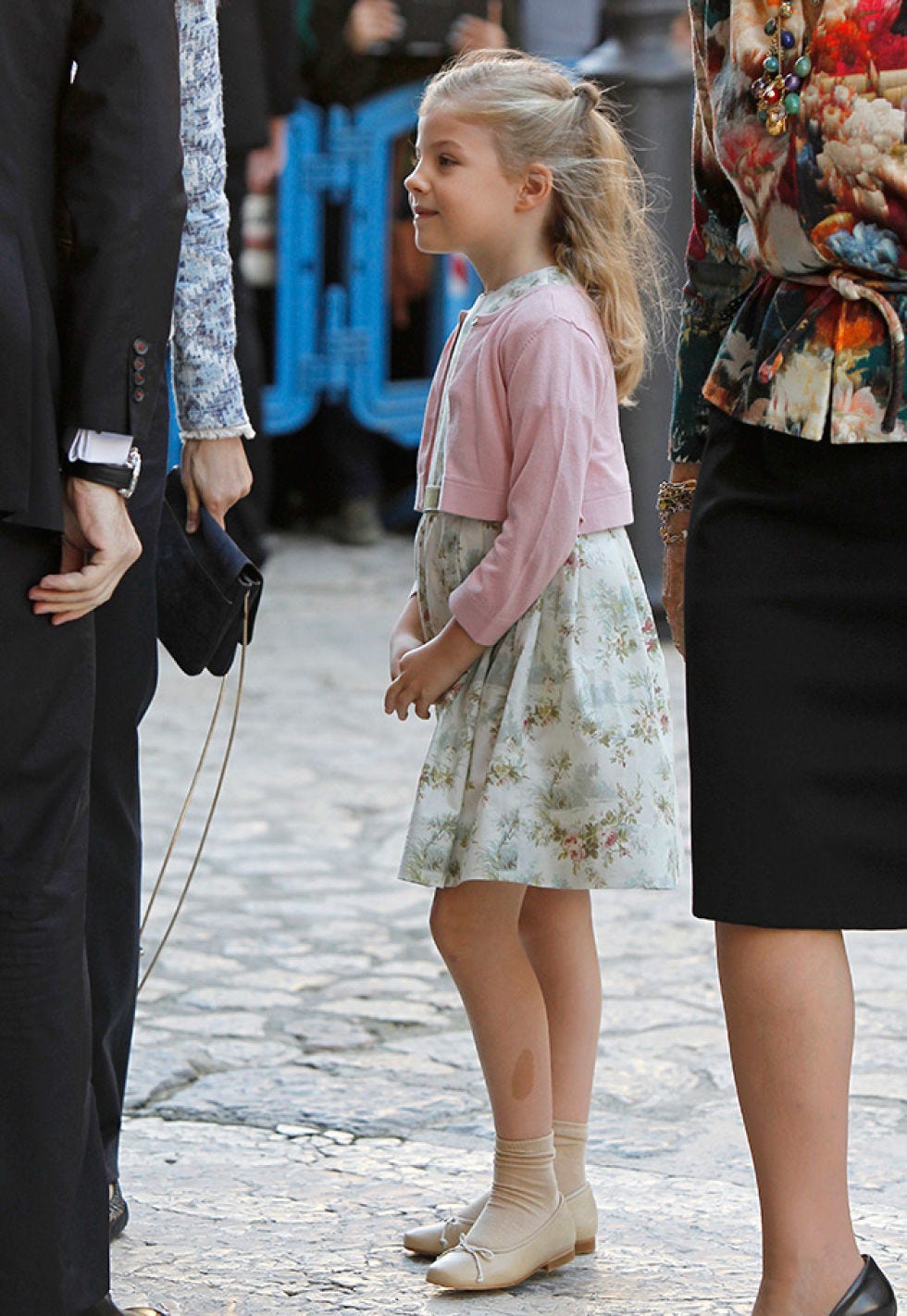 Clothing, Leg, Sleeve, Trousers, Outerwear, Standing, Bag, Style, Fashion accessory, Street fashion, 