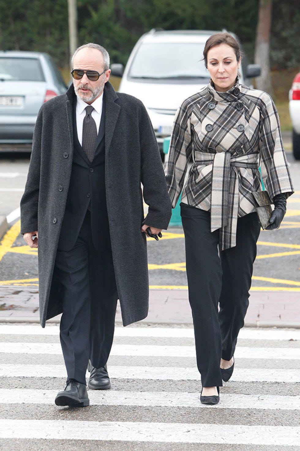 Clothing, Eyewear, Coat, Trousers, Collar, Outerwear, Standing, Style, Street fashion, Sunglasses, 