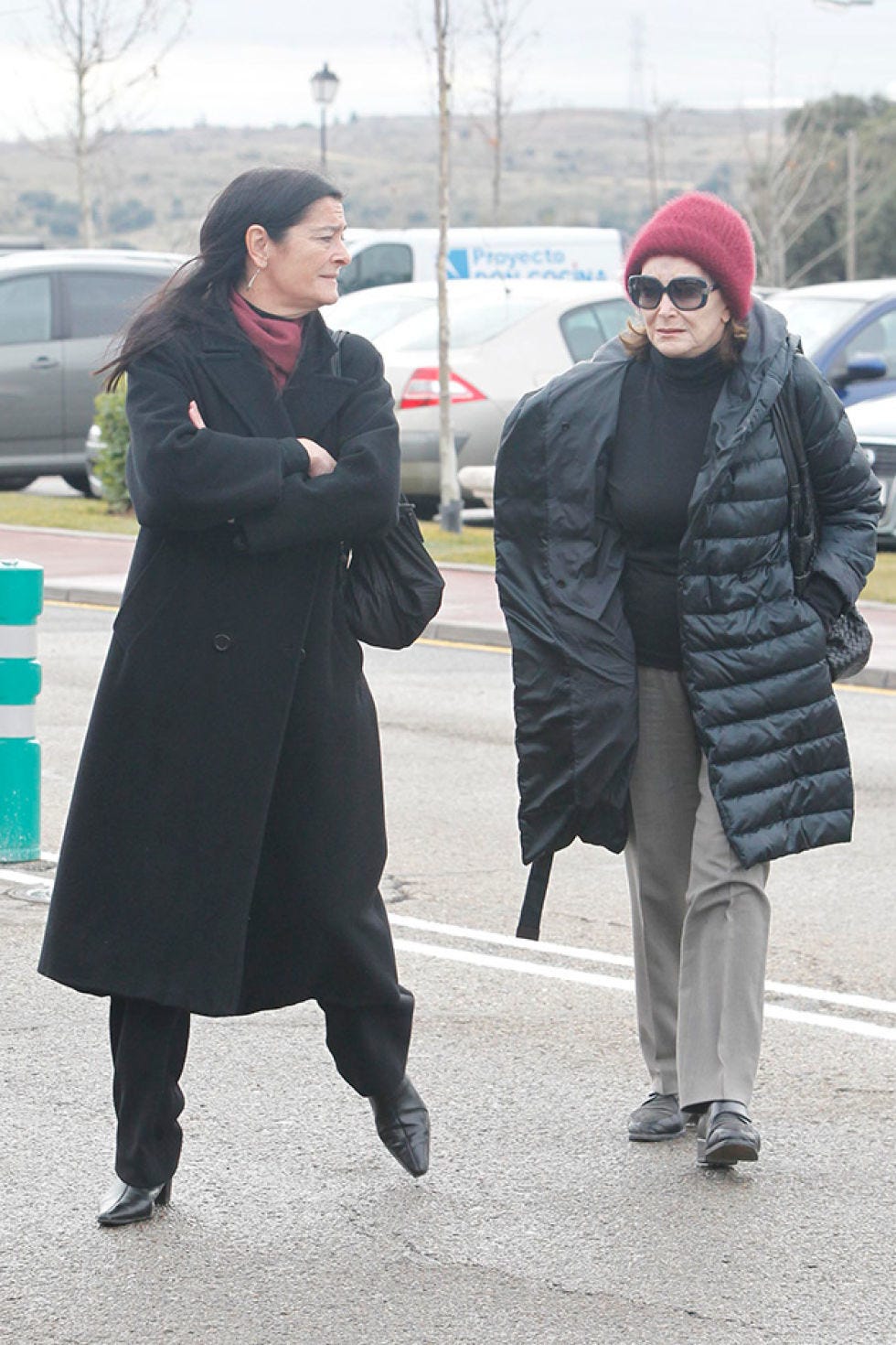 Clothing, Trousers, Land vehicle, Coat, Cap, Outerwear, Standing, Style, Street fashion, Winter, 
