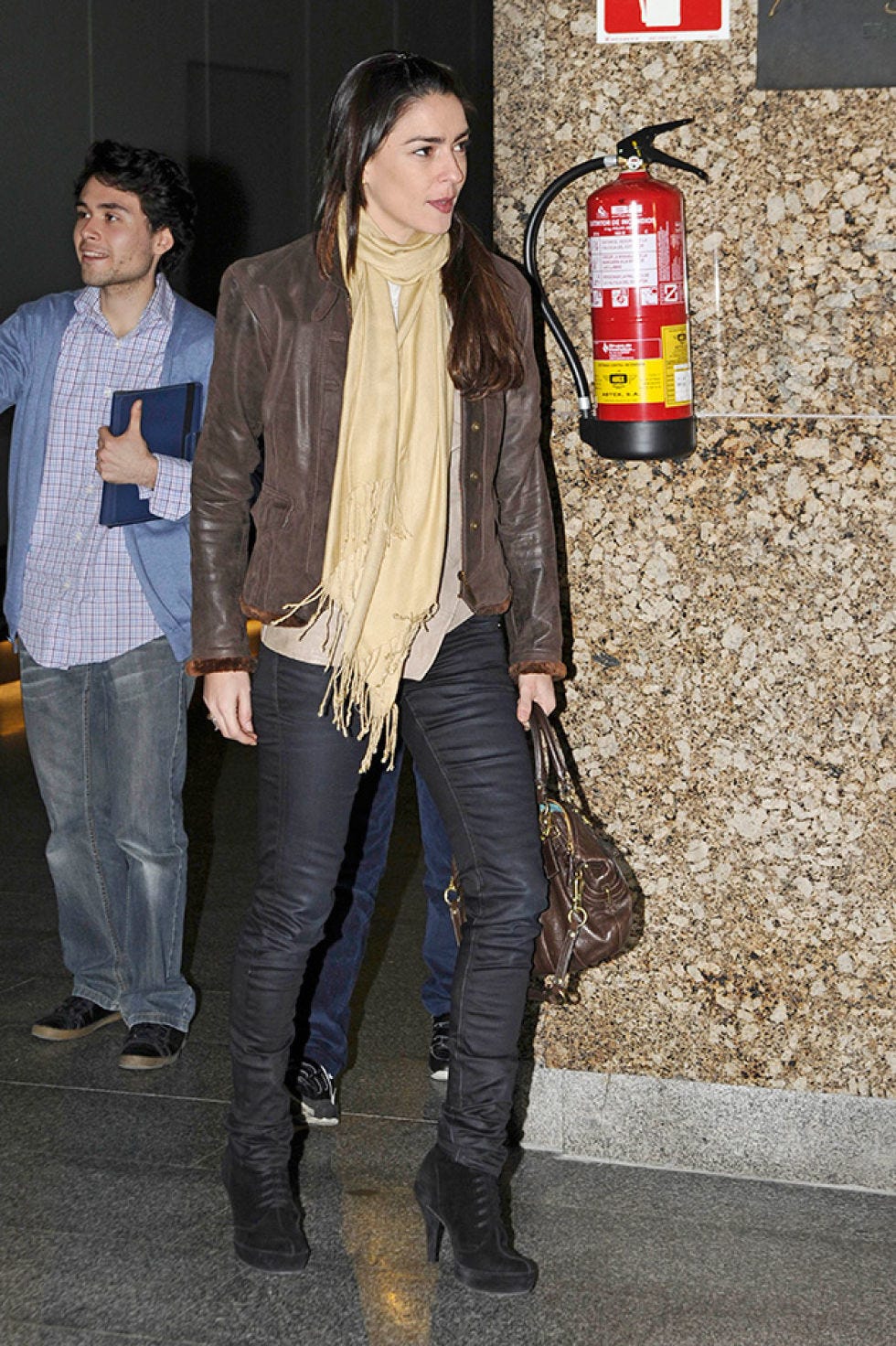 Footwear, Leg, Brown, Trousers, Fire extinguisher, Denim, Jeans, Textile, Shirt, Outerwear, 