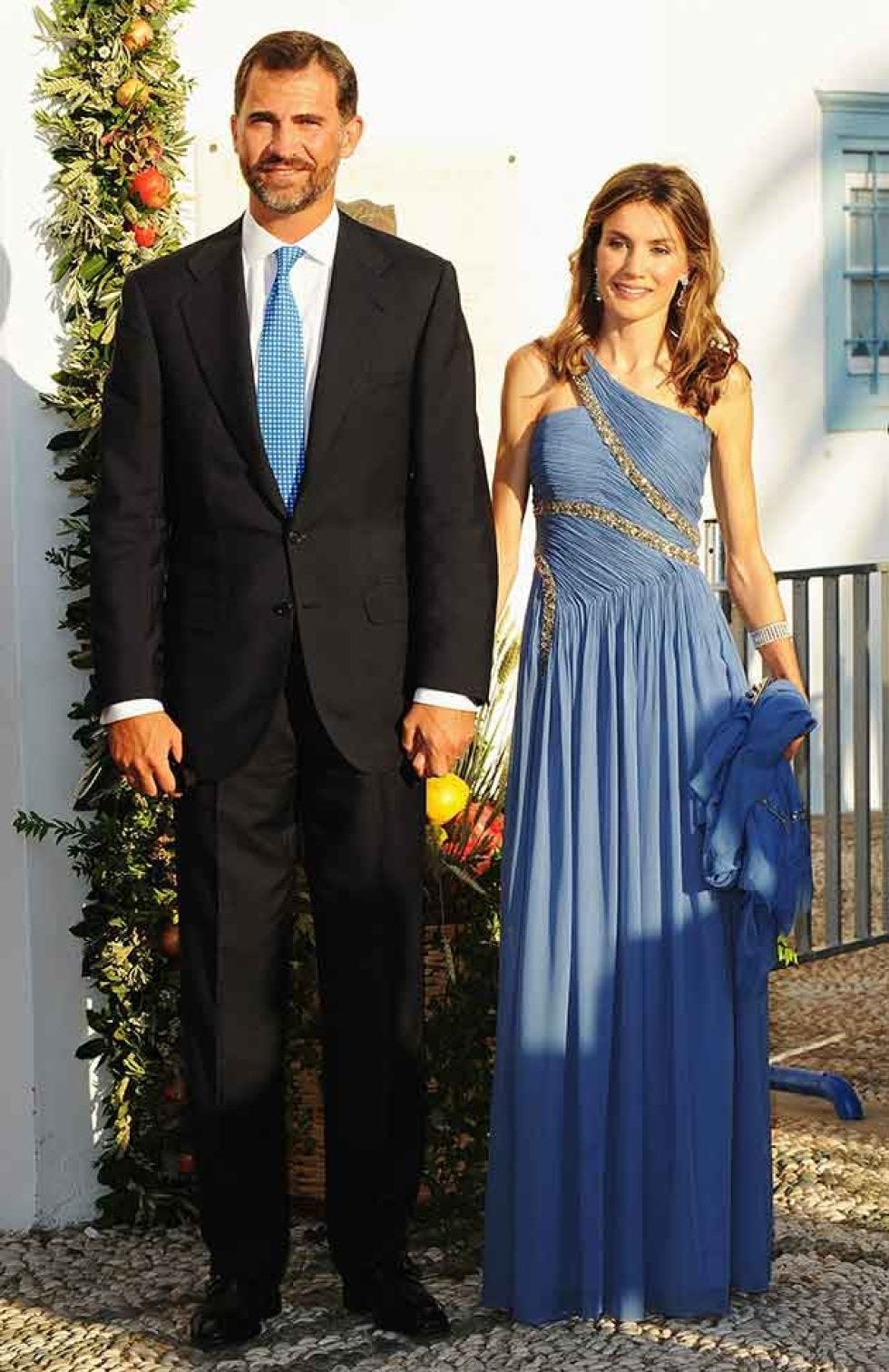 Clothing, Blue, Coat, Dress, Trousers, Collar, Standing, Shirt, Photograph, Suit, 