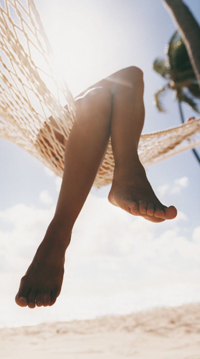 Finger, Human leg, Elbow, People on beach, People in nature, Toe, Summer, Barefoot, Sunlight, Light, 