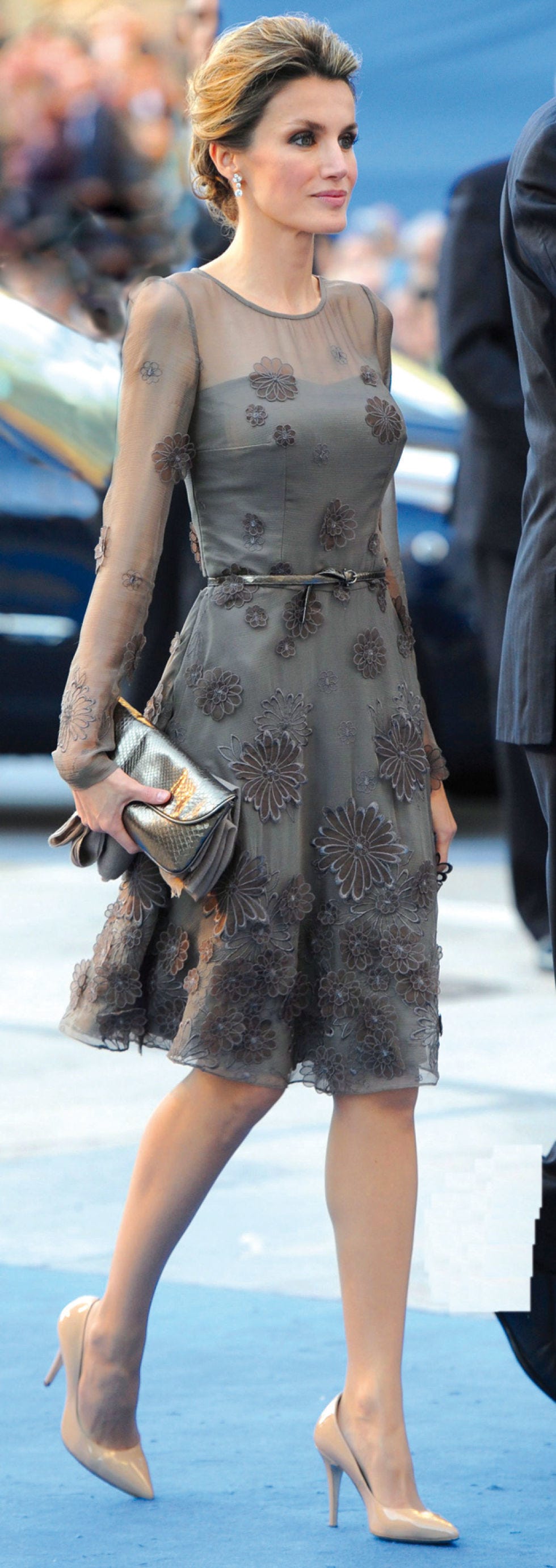 Clothing, Sleeve, Dress, Shoulder, Joint, One-piece garment, Style, Formal wear, Pattern, Street fashion, 