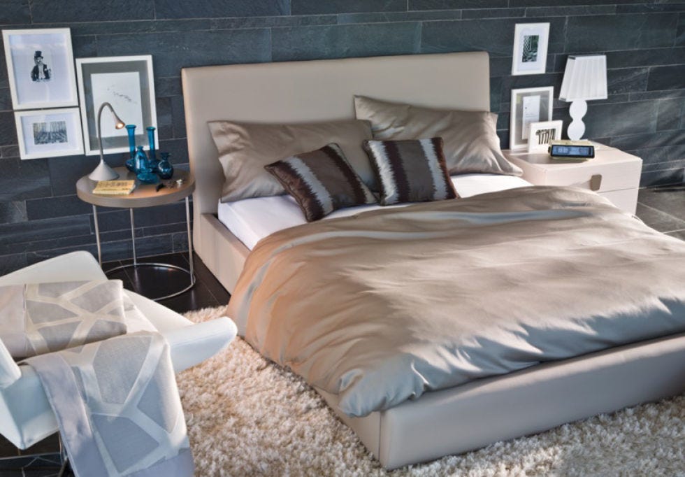 Room, Interior design, Bed, Bedding, Property, Wall, Textile, Furniture, Bed sheet, Bedroom, 