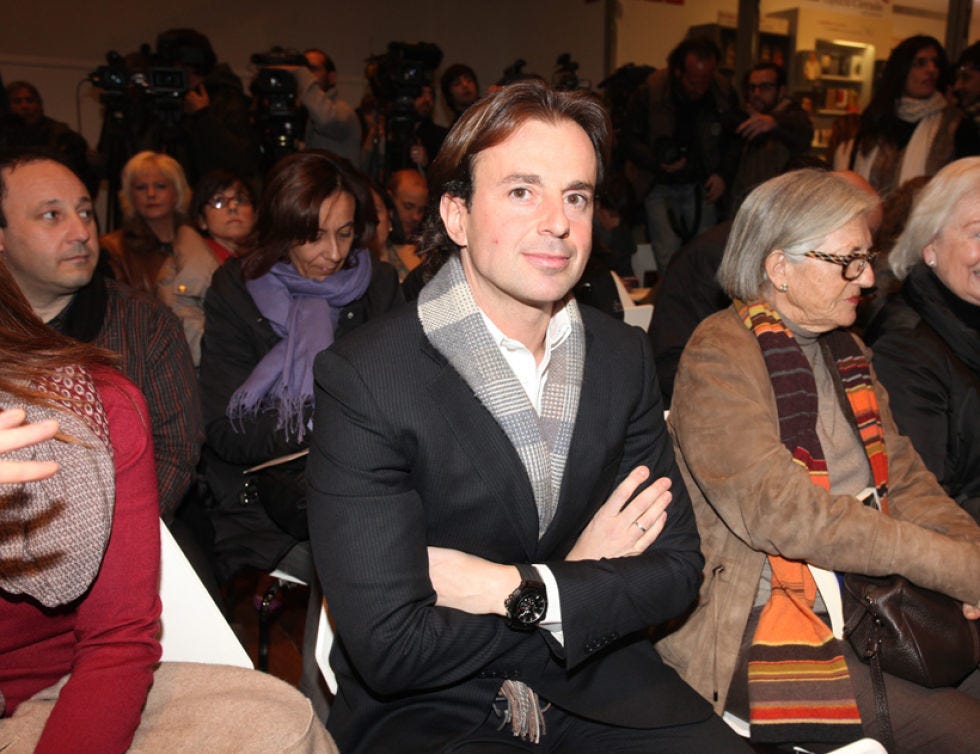 Face, Fashion accessory, Audience, Lap, Party, Scarf, Layered hair, Sweater, 