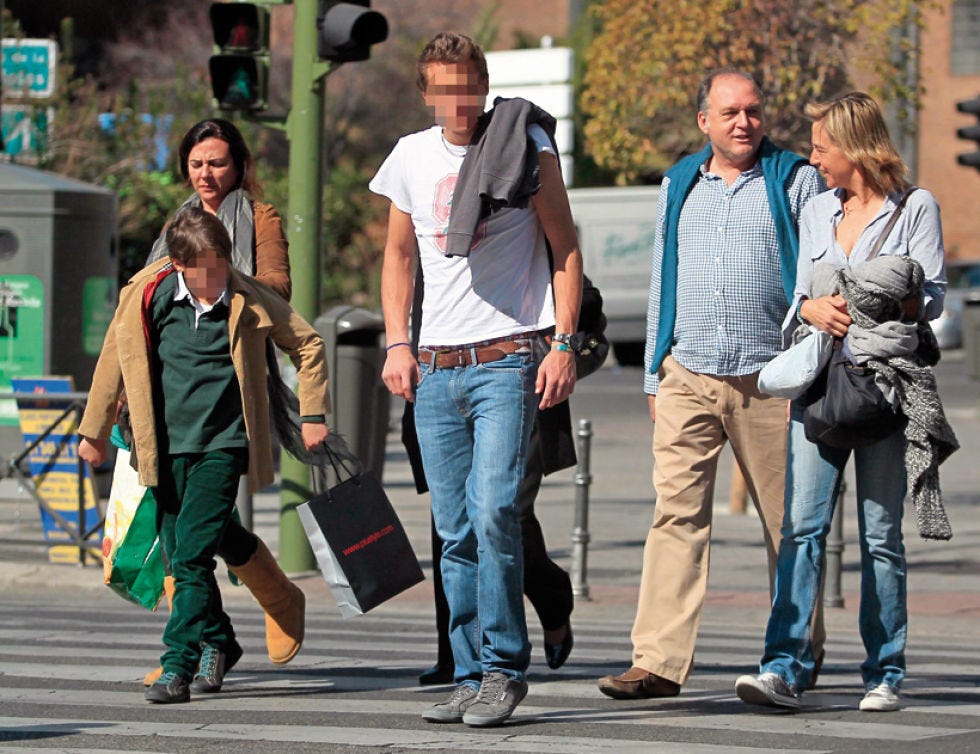 Hair, Footwear, Trousers, Denim, Shirt, Outerwear, Jeans, T-shirt, Bag, Street fashion, 