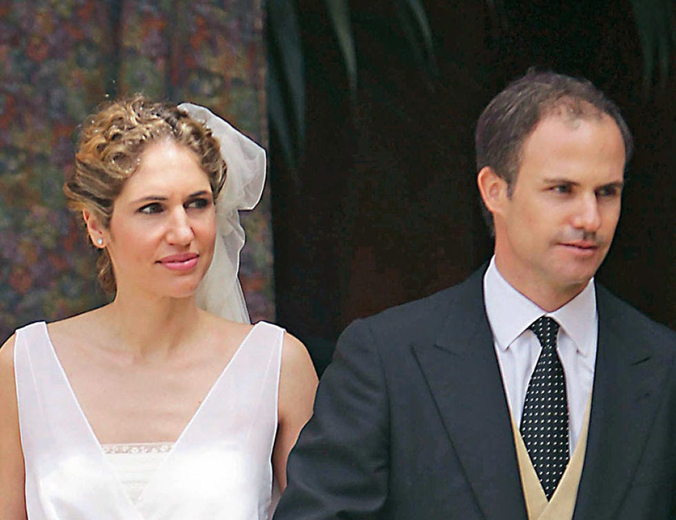 Clothing, Coat, Dress shirt, Skin, Forehead, Collar, Suit, Outerwear, Bridal accessory, Formal wear, 