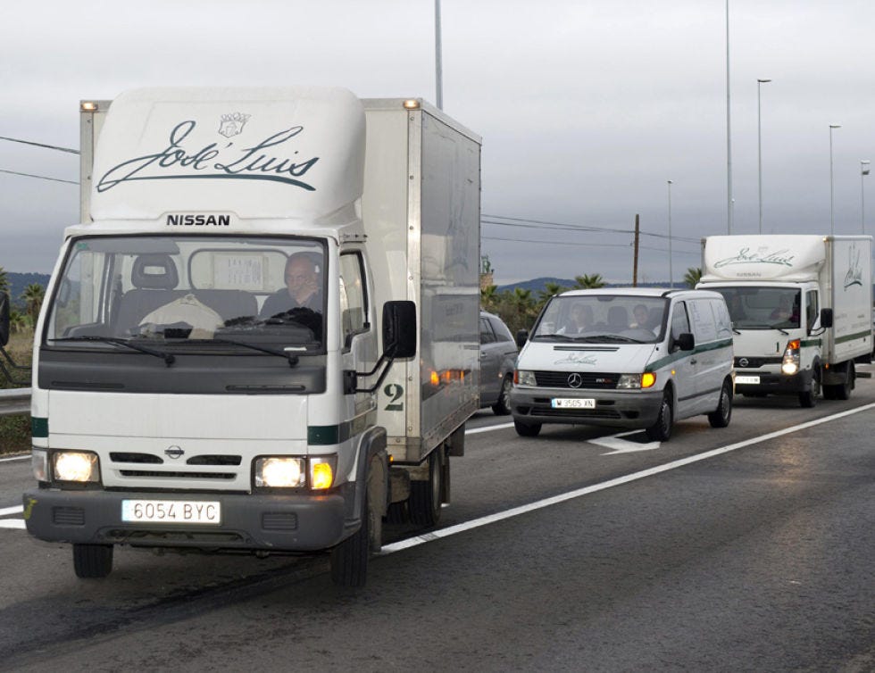Motor vehicle, Mode of transport, Transport, Vehicle, Land vehicle, Automotive parking light, Truck, Commercial vehicle, Automotive mirror, Asphalt, 