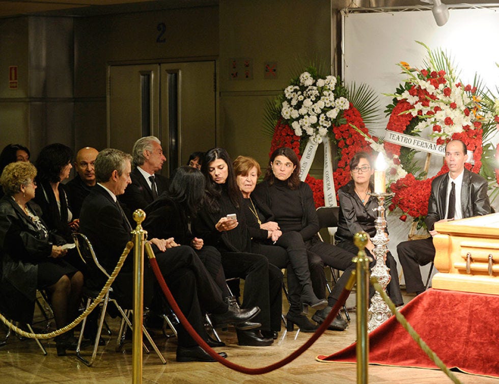 Bouquet, Artificial flower, Flower Arranging, Floristry, Floral design, Cut flowers, Wood flooring, Rose, Ceremony, Creative arts, 