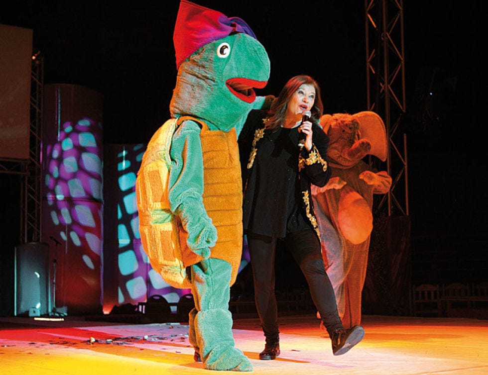 Entertainment, Performing arts, Stage, Performance, heater, Drama, Performance art, Theatrical property, Costume, Acting, 