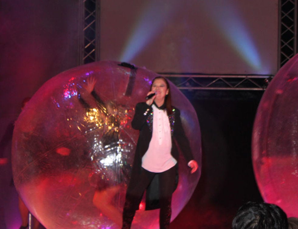 Entertainment, Music, Magenta, Performing arts, Music artist, Purple, Artist, Performance, Stage, Violet, 