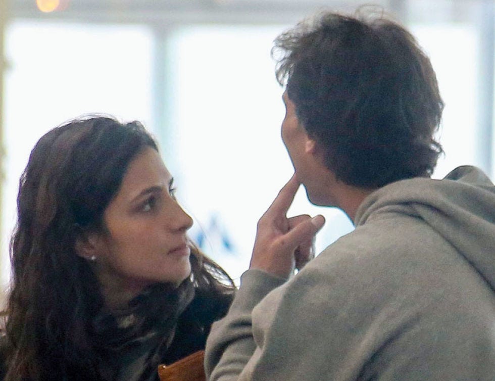 Mammal, Interaction, Sharing, Conversation, Gesture, Long hair, White-collar worker, Hoodie, Collaboration, Hearing, 