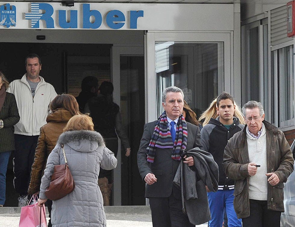 Trousers, Coat, Bag, Jacket, Winter, Door, Luggage and bags, Handbag, Street fashion, Scarf, 