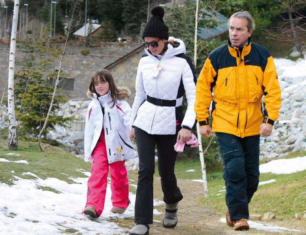 Footwear, Winter, Trousers, Jacket, Outerwear, People in nature, Snow, Bag, Freezing, sweatpant, 