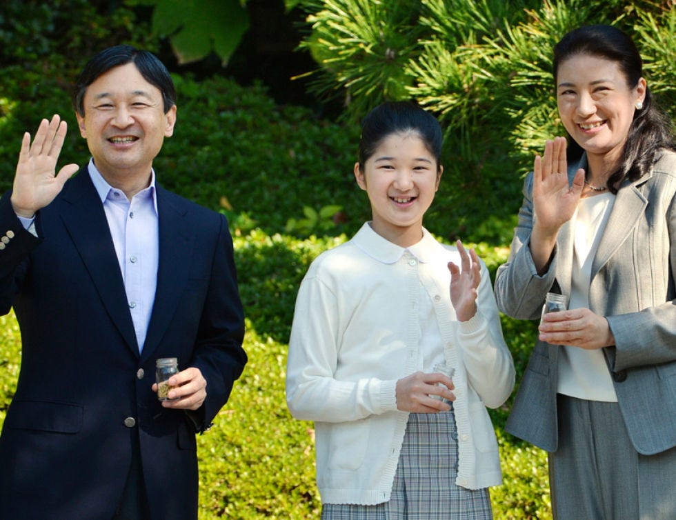 Smile, Outerwear, Happy, Coat, Suit, Formal wear, Facial expression, People in nature, Dress shirt, Blazer, 