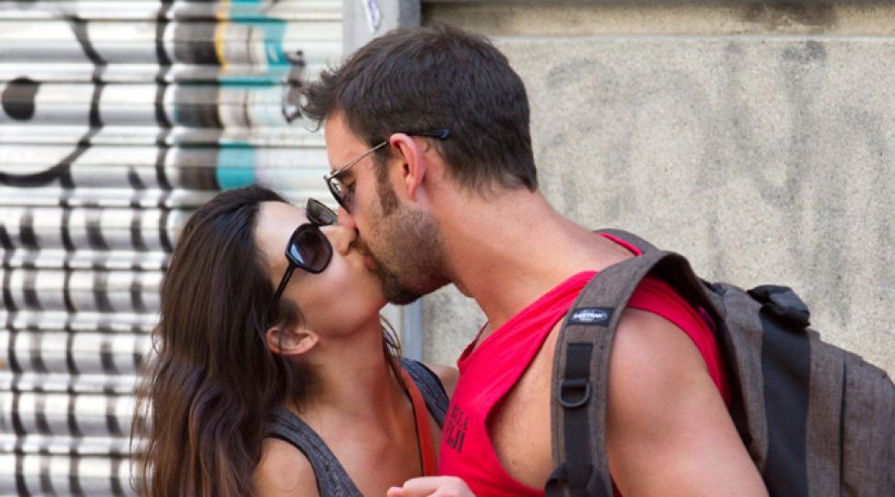 Dani Rovira Y Clara Lago Exito Y Besos De Pelicula