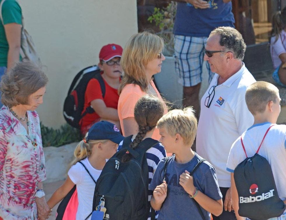 Hair, Arm, Human body, Social group, Mammal, Community, Cap, Baseball cap, Luggage and bags, Backpack, 
