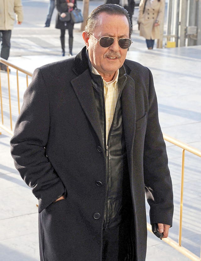 Eyewear, Suit, Fashion, Overcoat, Outerwear, Street fashion, Blazer, Sunglasses, Glasses, Human, 