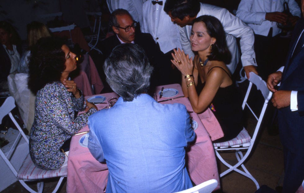 Chair, Sharing, Conversation, Tie, Audience, Function hall, 