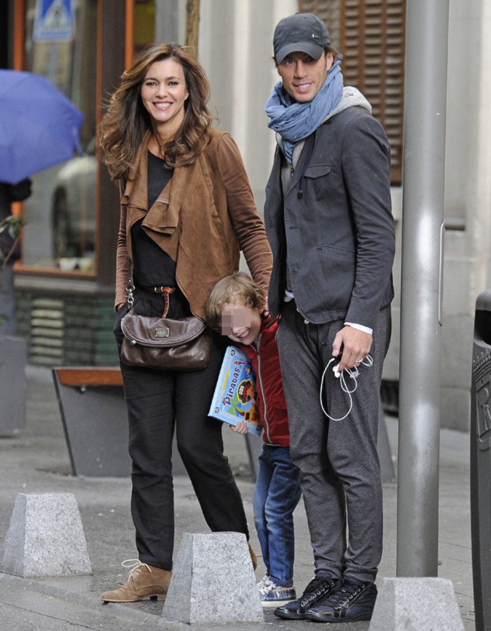 Clothing, Leg, Trousers, Jacket, Umbrella, Jeans, Coat, Standing, Winter, Outerwear, 