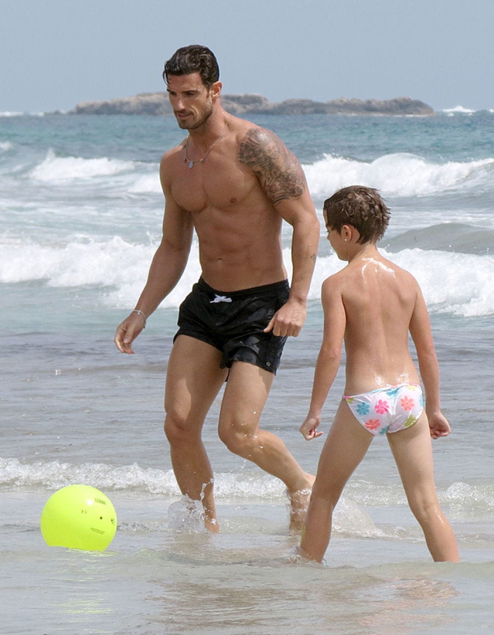 Leg, Fun, Human body, Water, Standing, Goggles, Ball, Leisure, People on beach, People in nature, 
