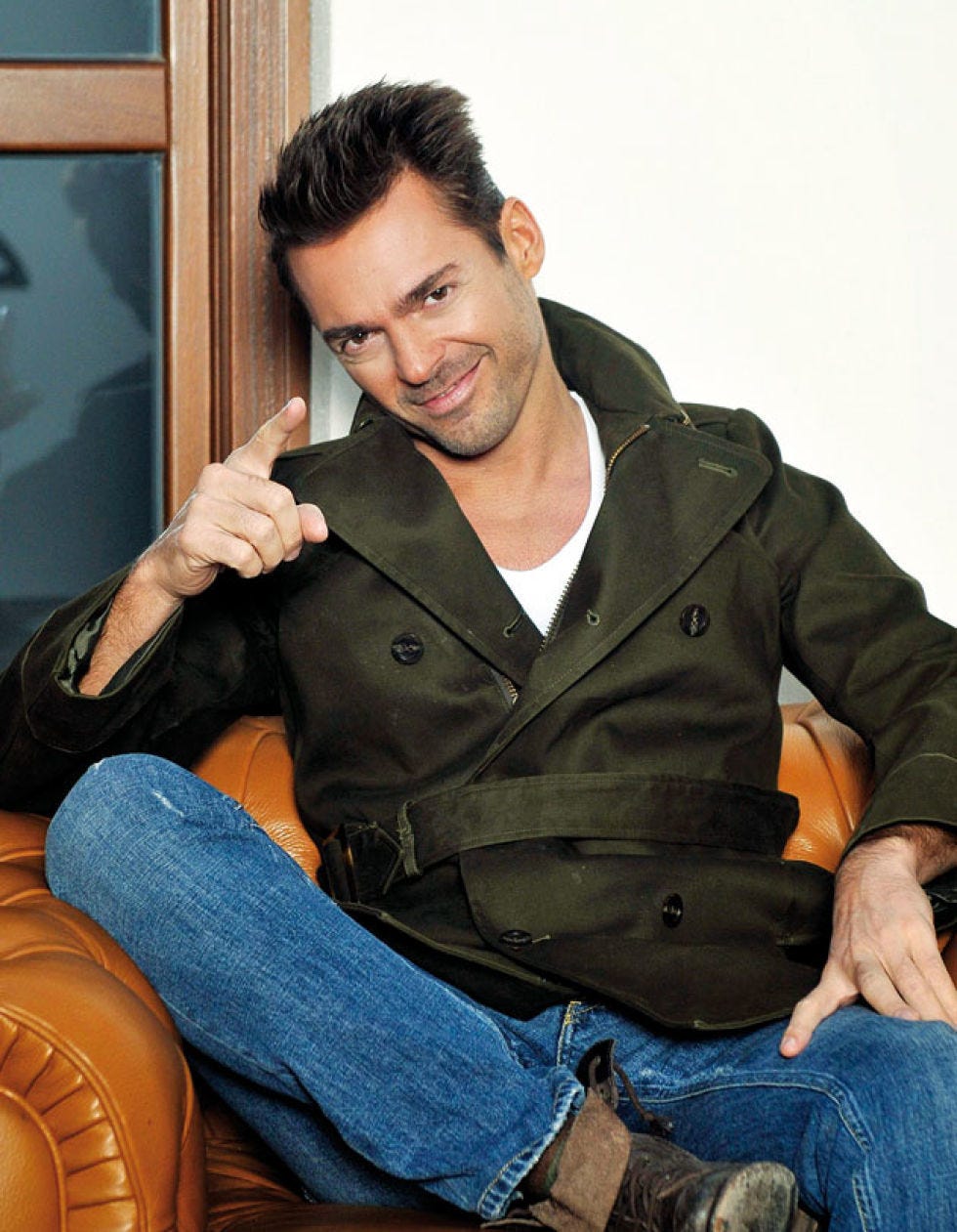 Denim, Trousers, Jeans, Sitting, Hand, Jacket, Pocket, Leather, Lap, Thumb, 