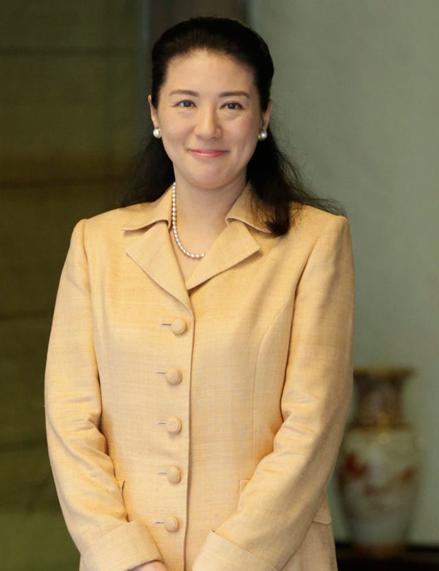 Coat, Hairstyle, Collar, Sleeve, Outerwear, Jewellery, Blazer, Dress shirt, Fashion, Button, 