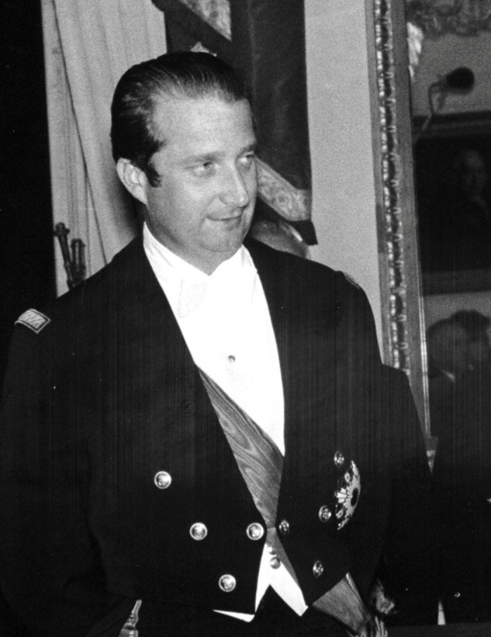 Collar, Dress shirt, Formal wear, Blazer, Curtain, White-collar worker, Button, Tuxedo, Bow tie, Cuff, 