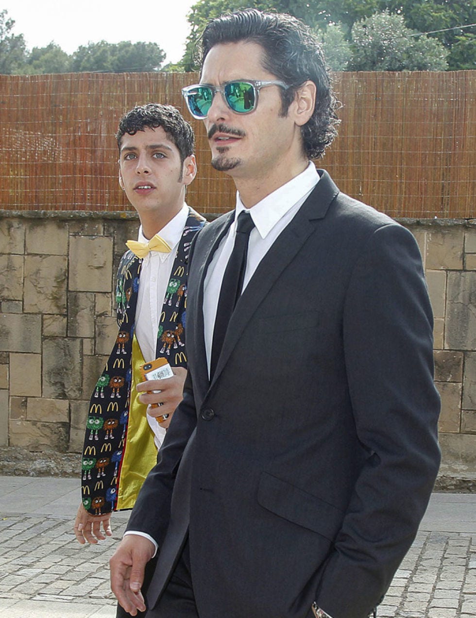 Clothing, Eyewear, Coat, Glasses, Dress shirt, Collar, Trousers, Shirt, Goggles, Suit, 