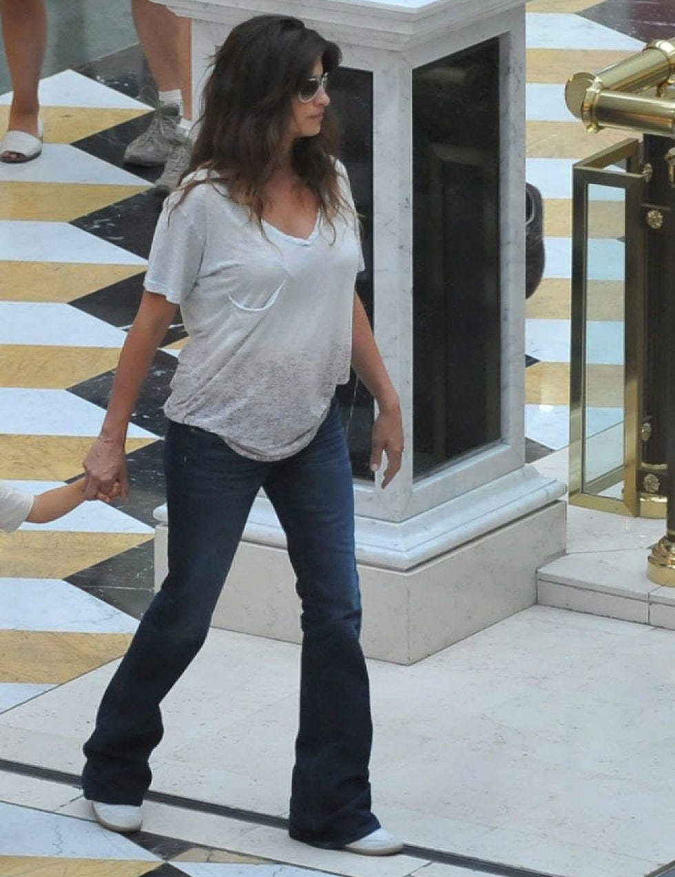 Leg, Brown, Trousers, Shoulder, Human leg, Standing, Joint, Denim, White, Style, 