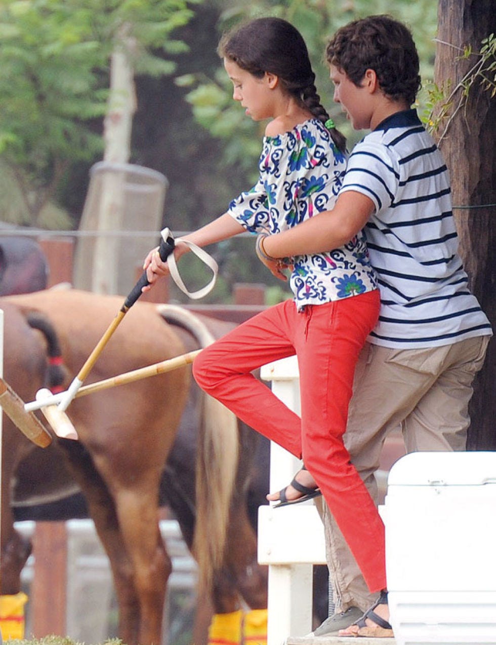 Human, Shirt, T-shirt, Interaction, Animal sports, Animal training, Leash, Street fashion, Pet supply, Companion dog, 